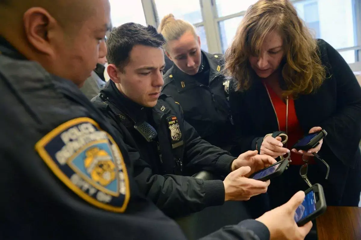 C'est Noël pour les policiers new-yorkais : ils ont reçu chacun un iPhone !