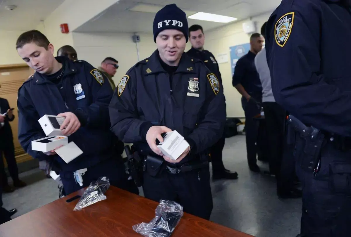 C'est Noël pour les policiers new-yorkais : ils ont reçu chacun un iPhone !