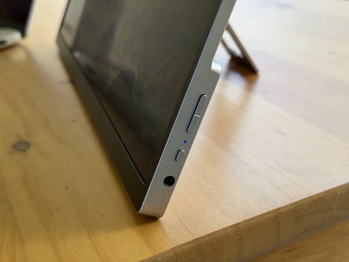 Test de l'&eacute;cran portable tactile JapanNext&nbsp;: un 15,6 pouces complet &agrave; glisser dans le sac