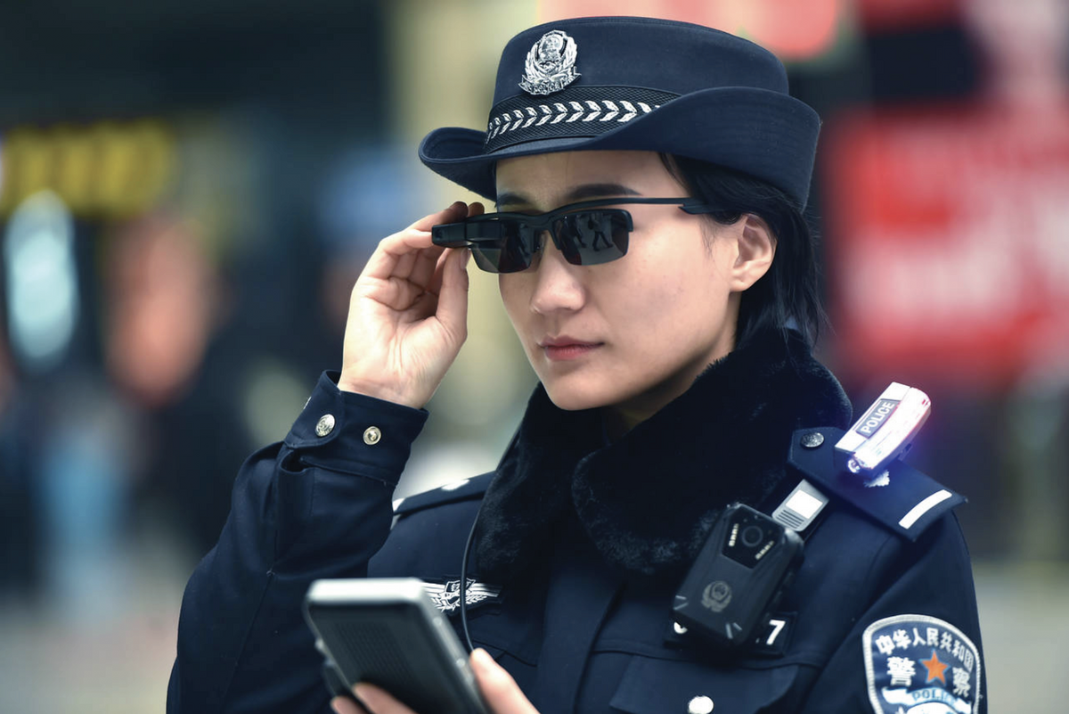 Reconnaissance faciale : des lunettes à la James Bond pour la police chinoise !