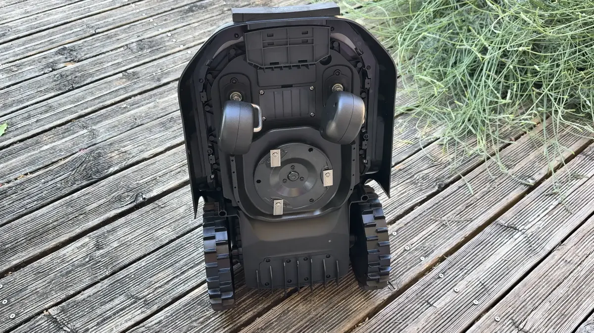 Test Eufy C15&nbsp;: le premier robot-tondeuse d&rsquo;Anker peut-il convaincre&nbsp;?