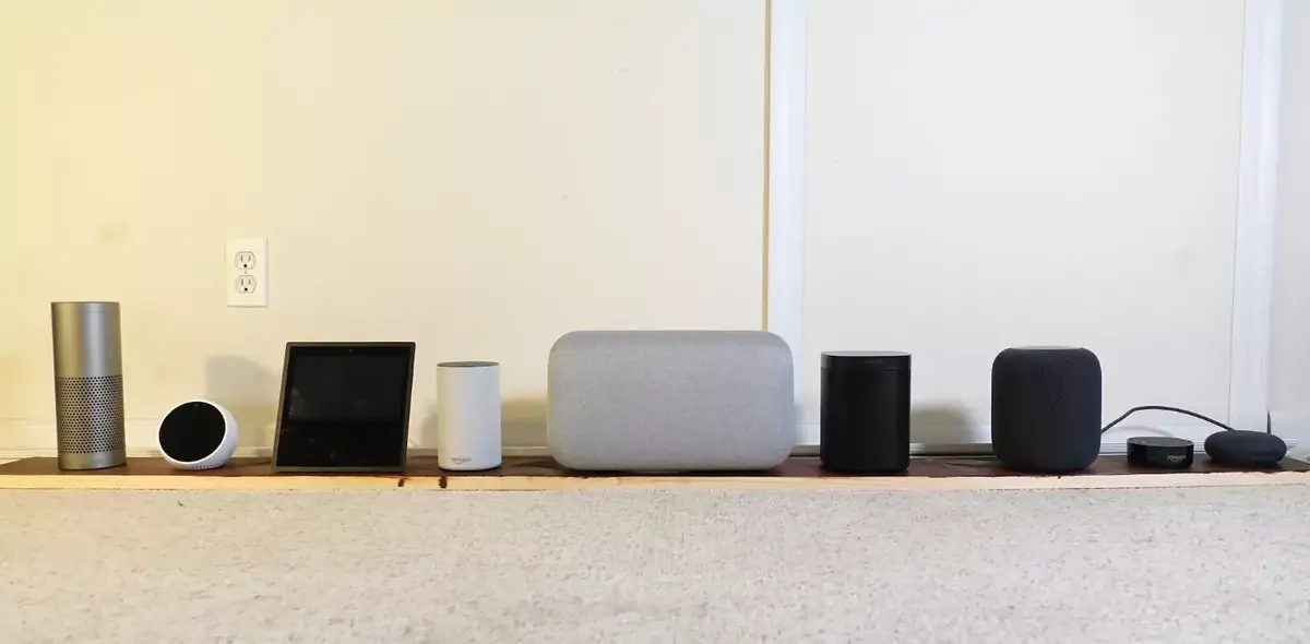 Le support de l'enceinte Google Home Max laisse aussi des traces blanches sur le bois