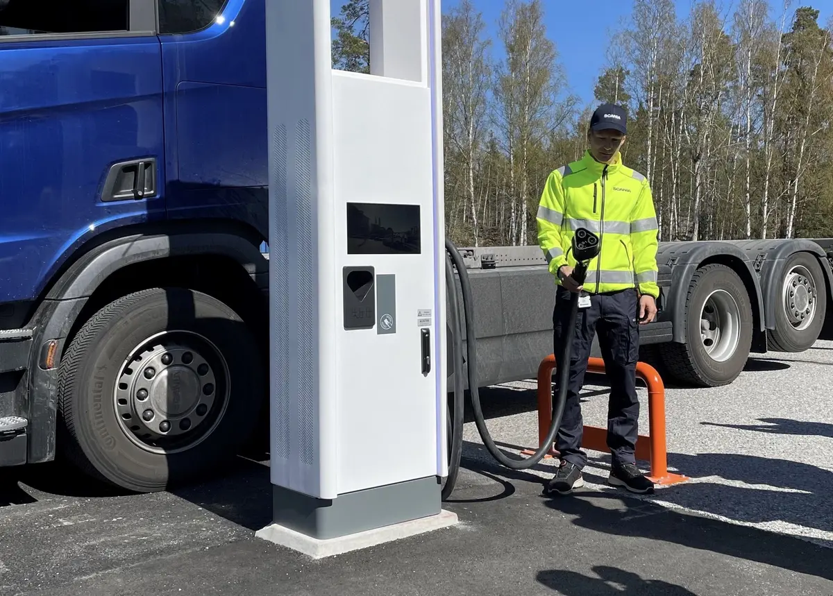 Première charge d'un camion électrique sur une borne un MegaWatt avec ABB et Scania