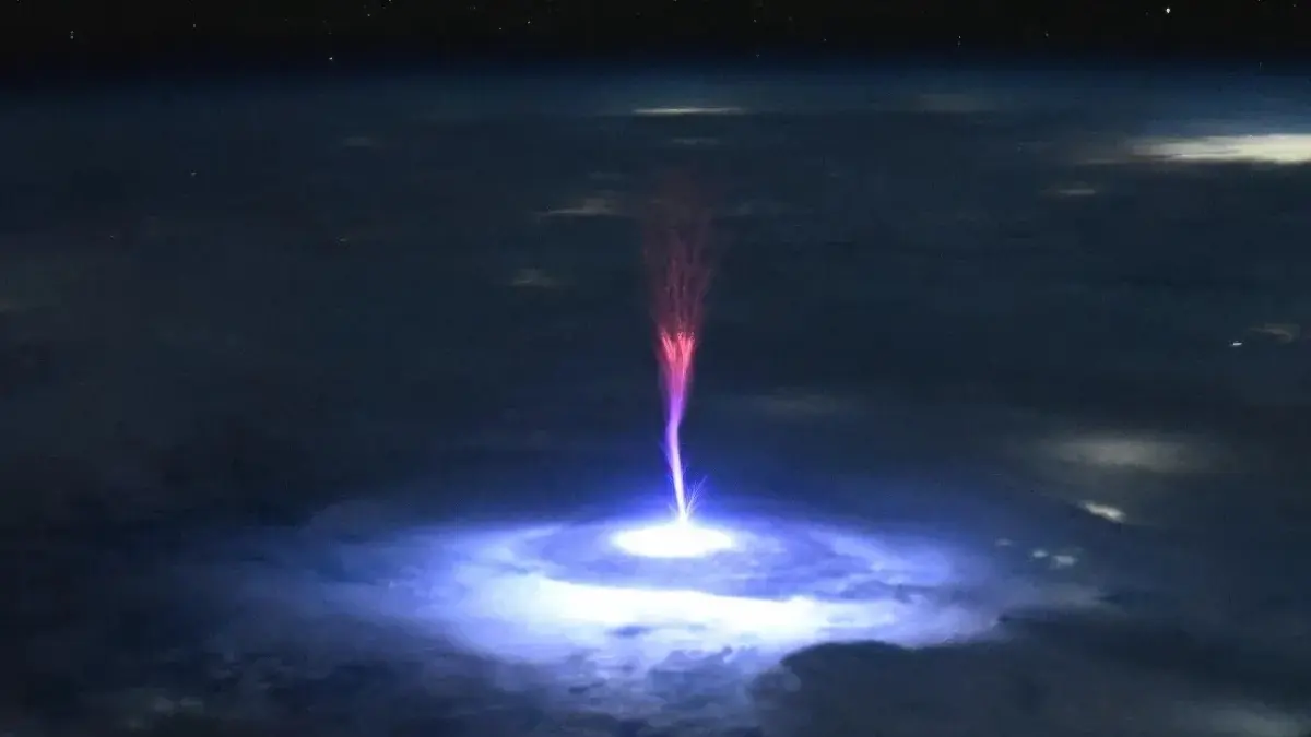 Mais c’est quoi cette « méduse rouge » géante photographiée depuis l'espace par une astronaute ?!