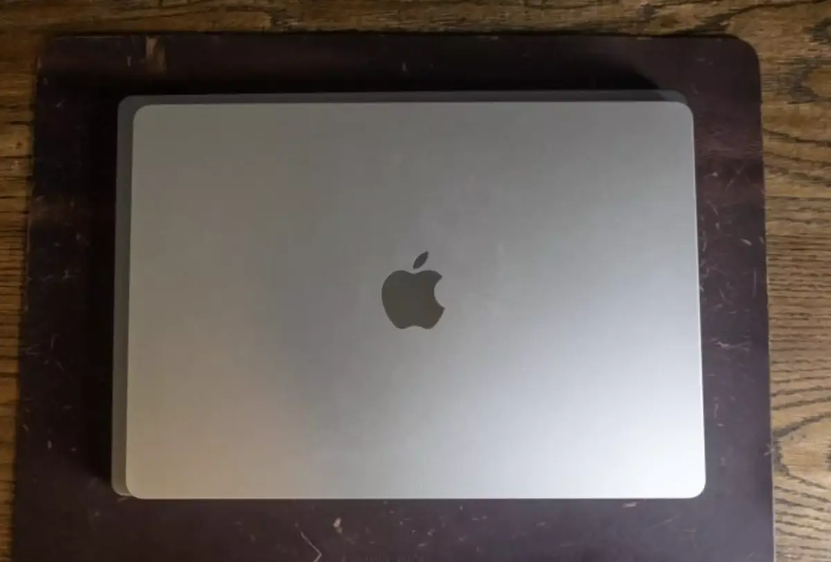 Un MacBook Air 15" sur un MacBook Pro 16"