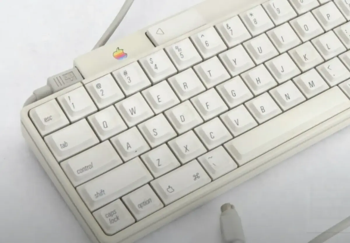 Les symboles  et&nbsp;⌘ sur la m&ecirc;me touche d'un clavier ADB.
