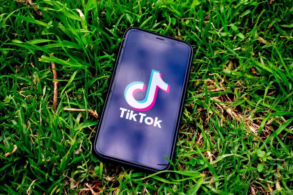 TikTok assigné en justice par sept familles