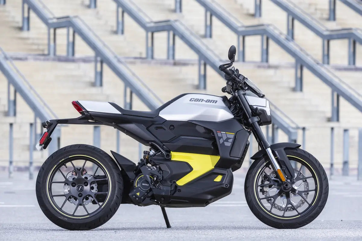 Essai de la Can-Am Pulse, la premi&egrave;re moto &eacute;lectrique &eacute;quip&eacute;e de CarPlay