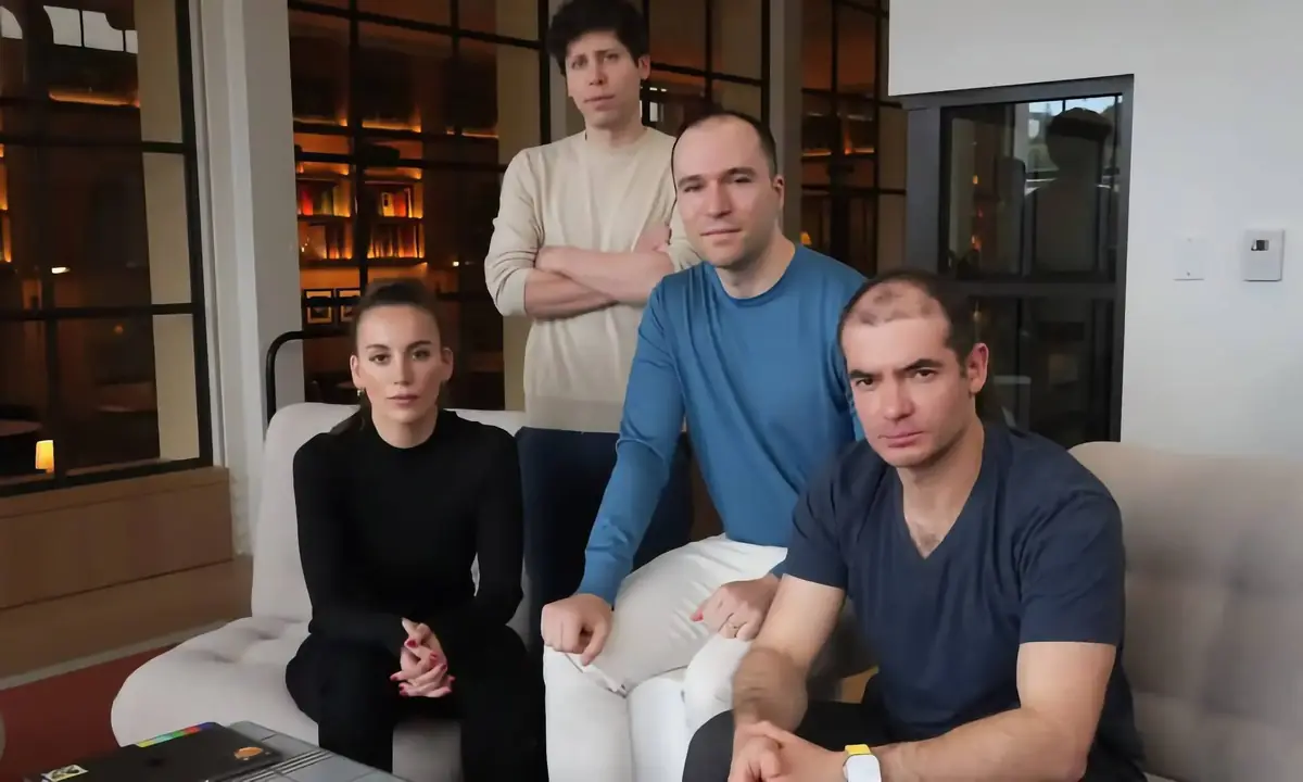 Sam Altman avec autour de lui les personnes ayant quitt&eacute; OpenAI.