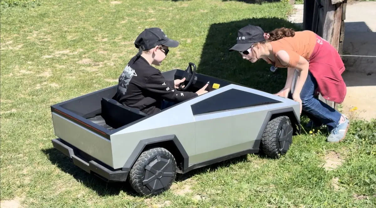 Test du Tesla Cybertruck pour enfants... par des enfants (vid&eacute;o)