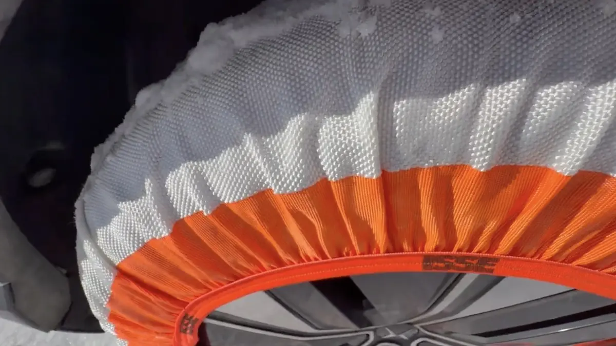 On a plant&eacute; une Polestar 4 Propulsion dans la neige pour tester les chaussettes ISSE (vid&eacute;o)