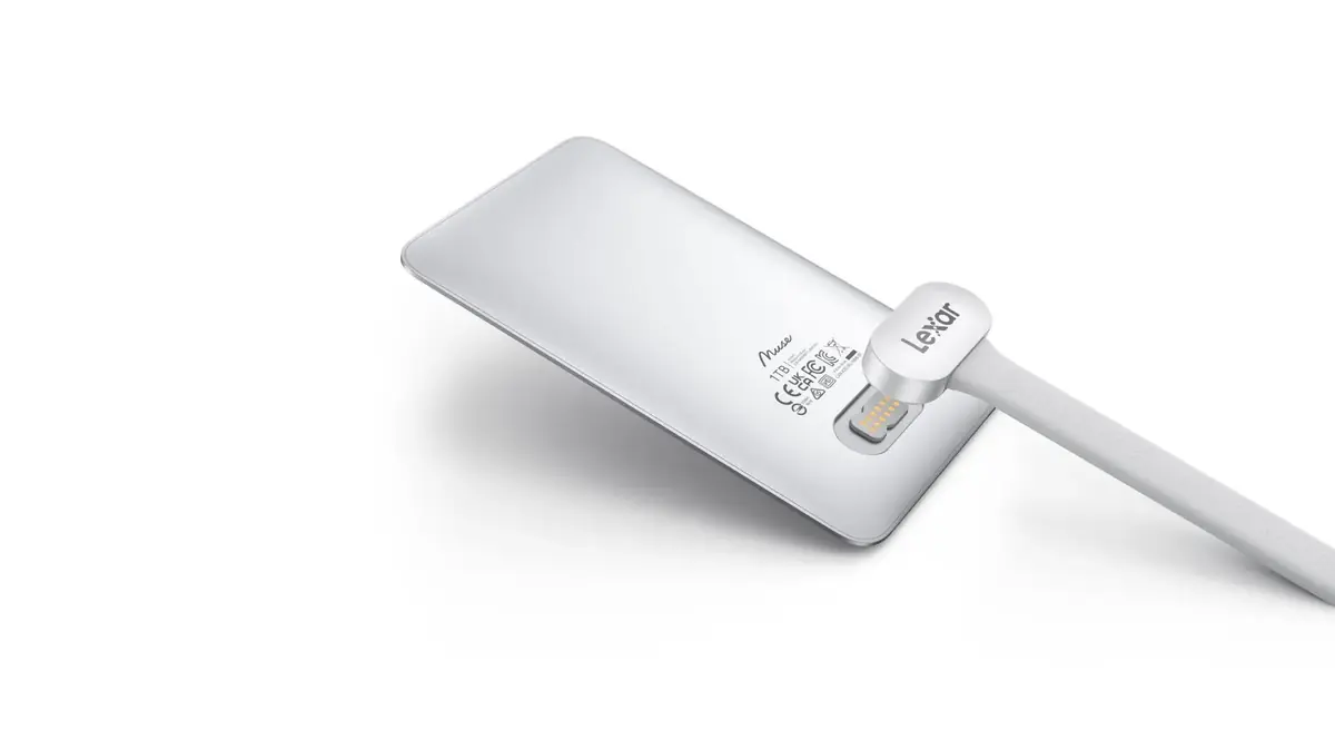 Lexar d&eacute;voile un SSD magn&eacute;tique (presque) aussi fin qu&rsquo;une carte bancaire