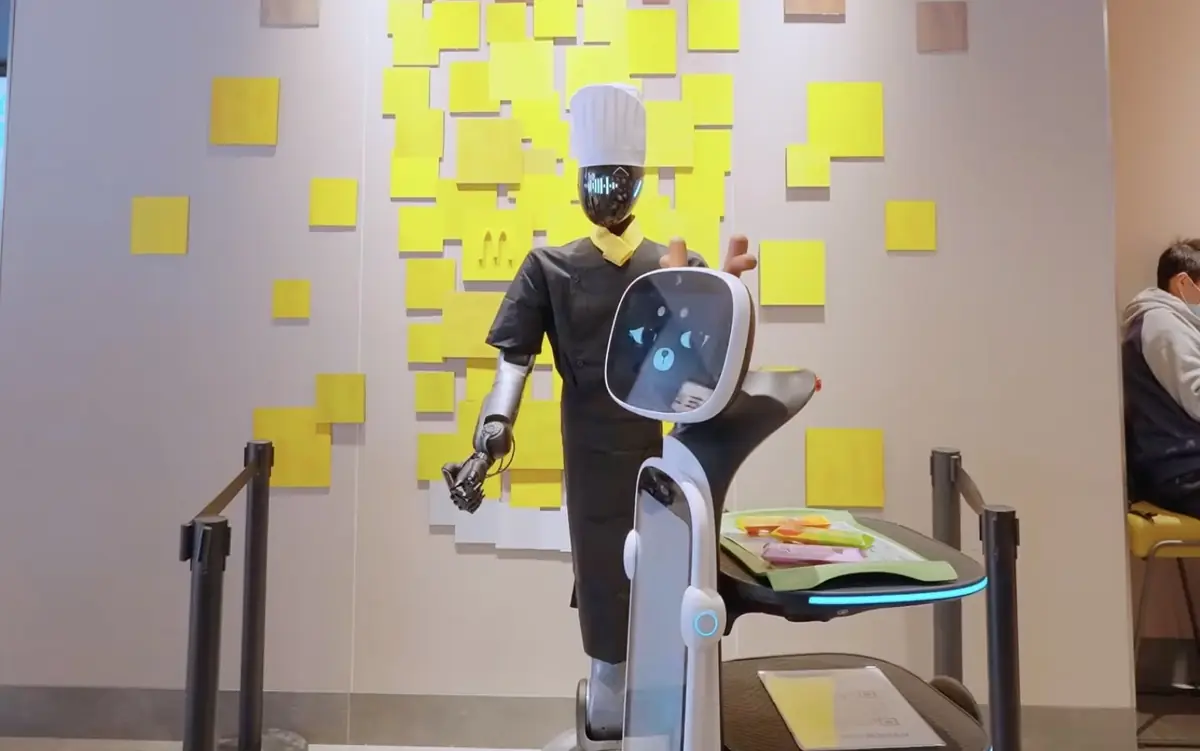 Des robots humano&iuml;des servent des clients chez McDonald's &agrave; Shanghai