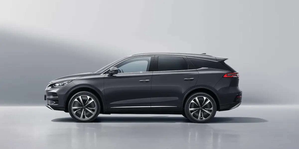Cette BYD roule encore alors que son moteur arri&egrave;re pend sous la voiture