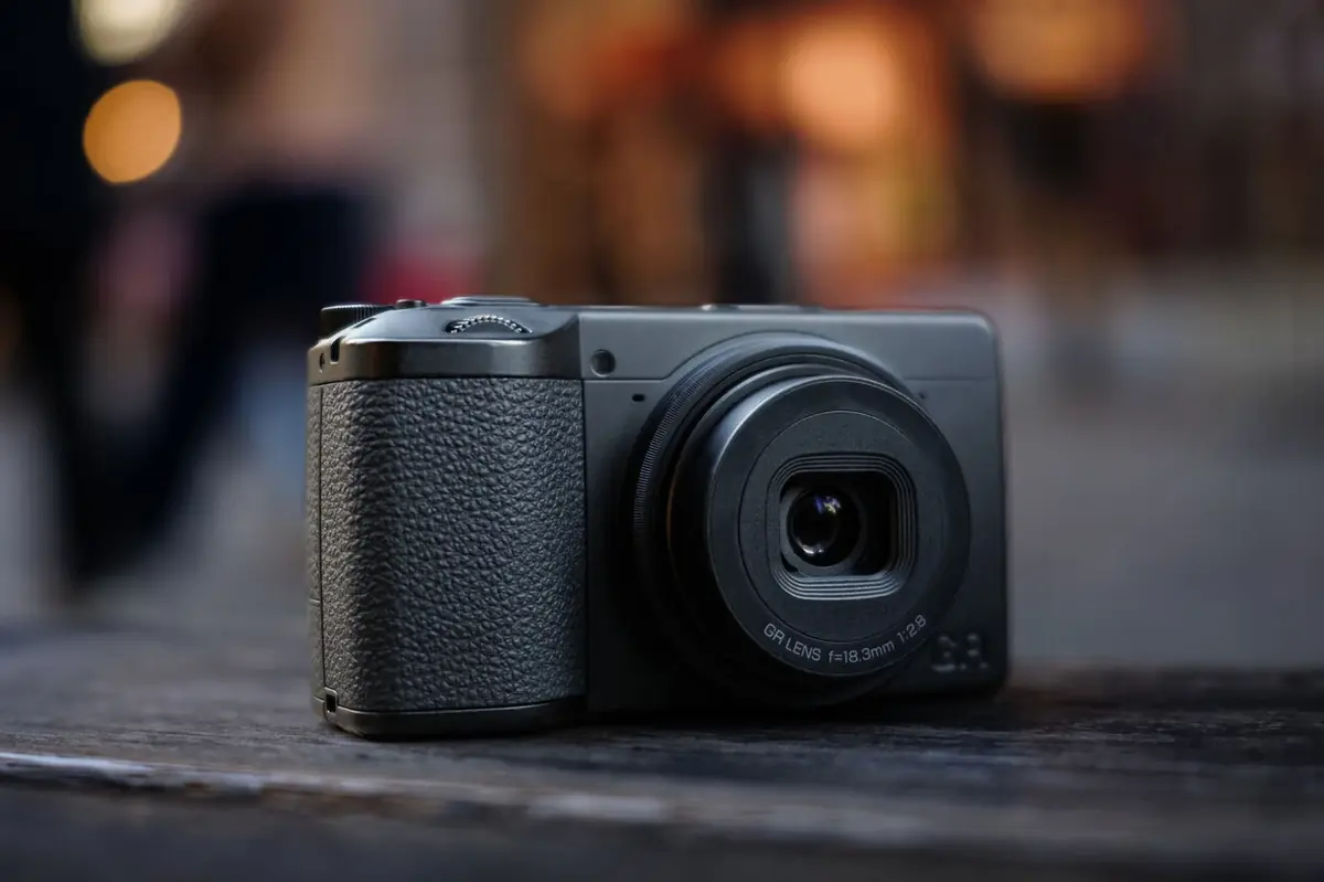Ricoh GR IV&nbsp;: le compact expert culte revient avec un capteur 25 Mpx et une stabilisation 5 axes