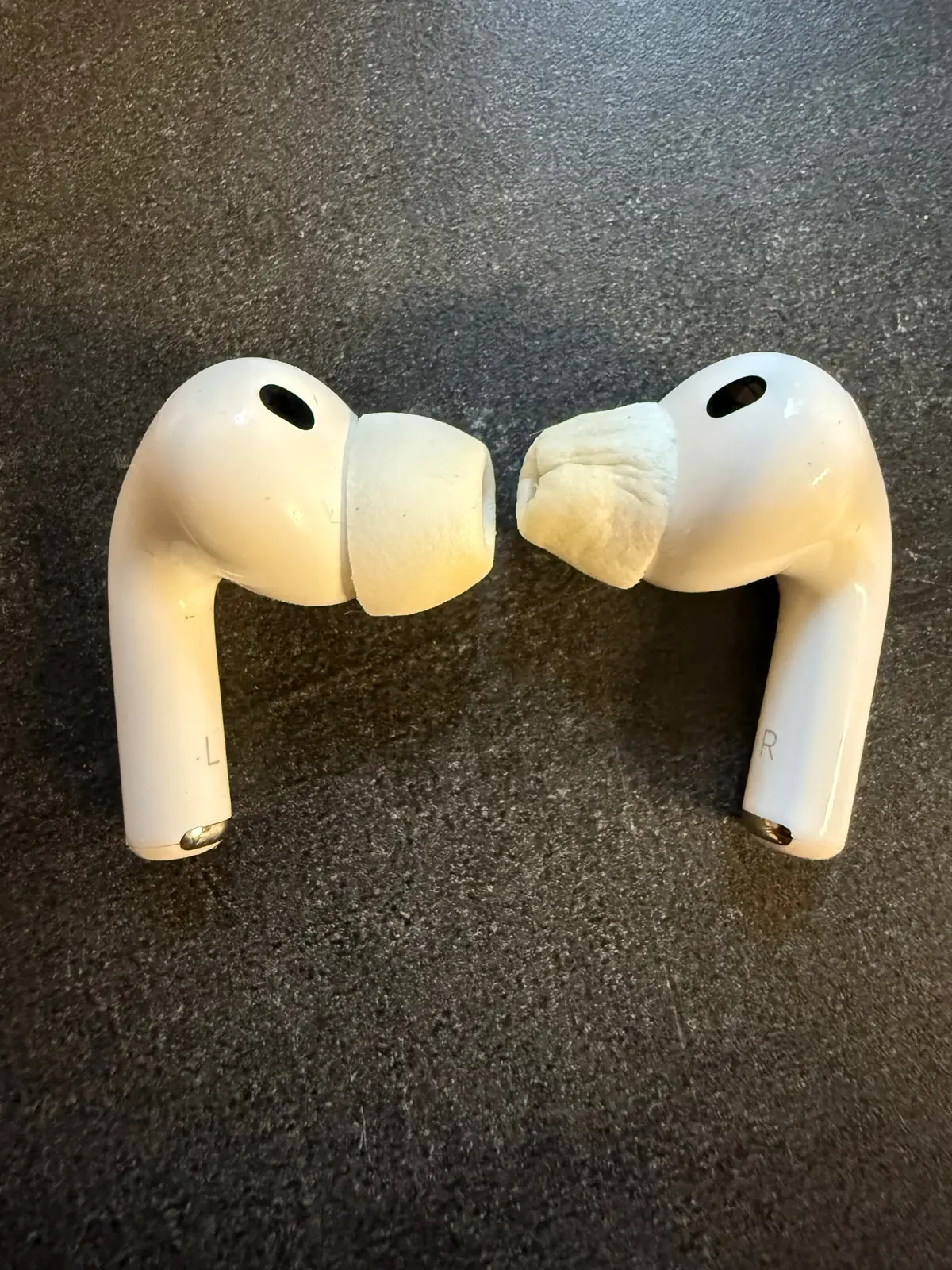 &Agrave; droite&nbsp;: l'embout est compress&eacute; afin d'avoir une bonne insertion.