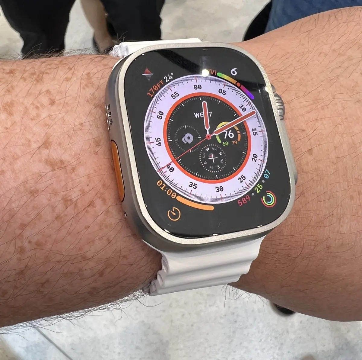 La grosse Apple Watch Ultra "en vrai", l'iPhone 14 et les AirPods Pro 2