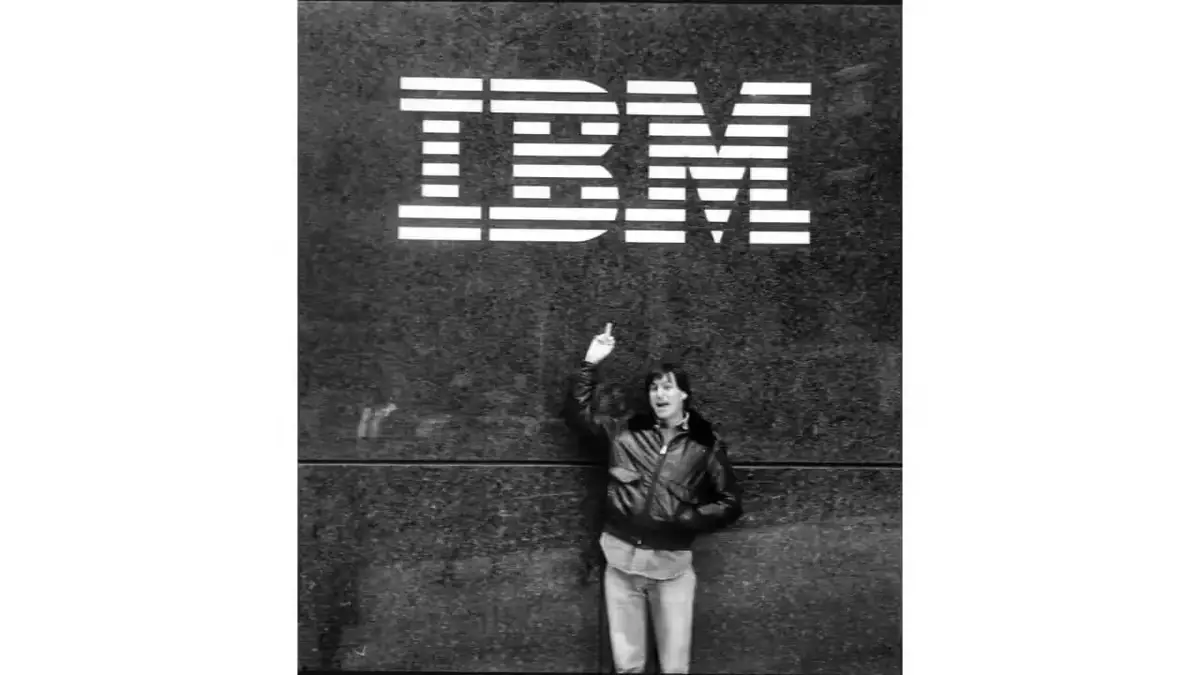 Vraie photo de Steve Jobs devant les locaux d'IBM.