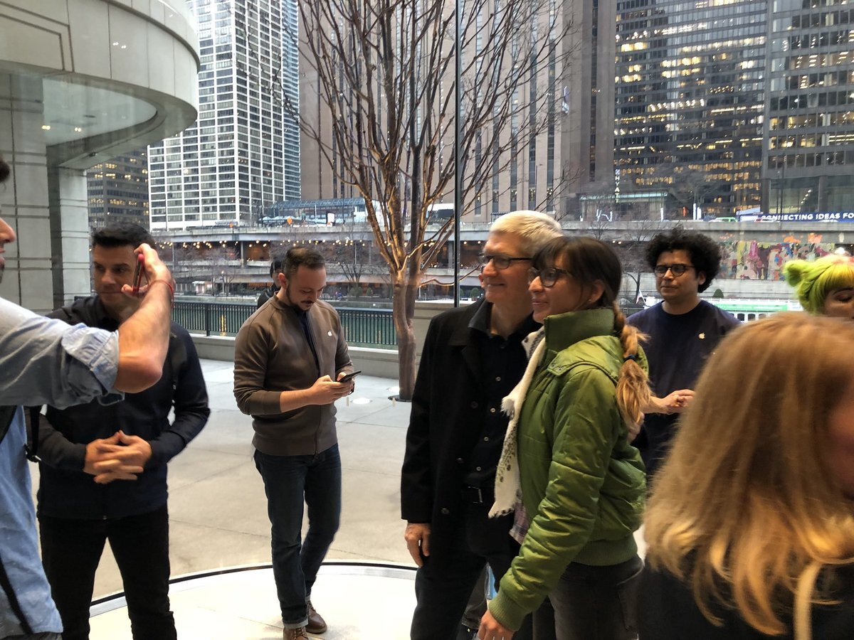 Tim Cook s'est aussi offert une séance de selfies à l'Apple Store de Chicago (photos)