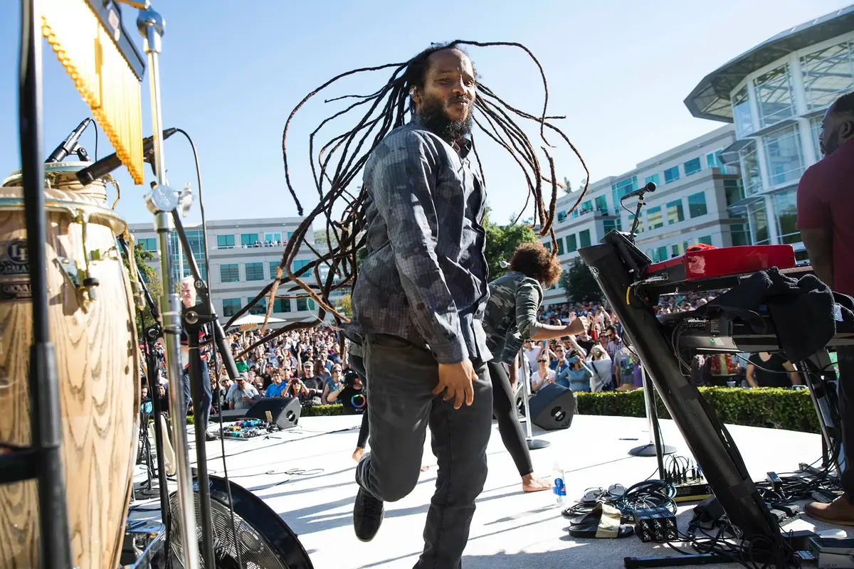 L'image du jour : un concert écolo pour la Journée de la Terre, mais pas à Apple Park !