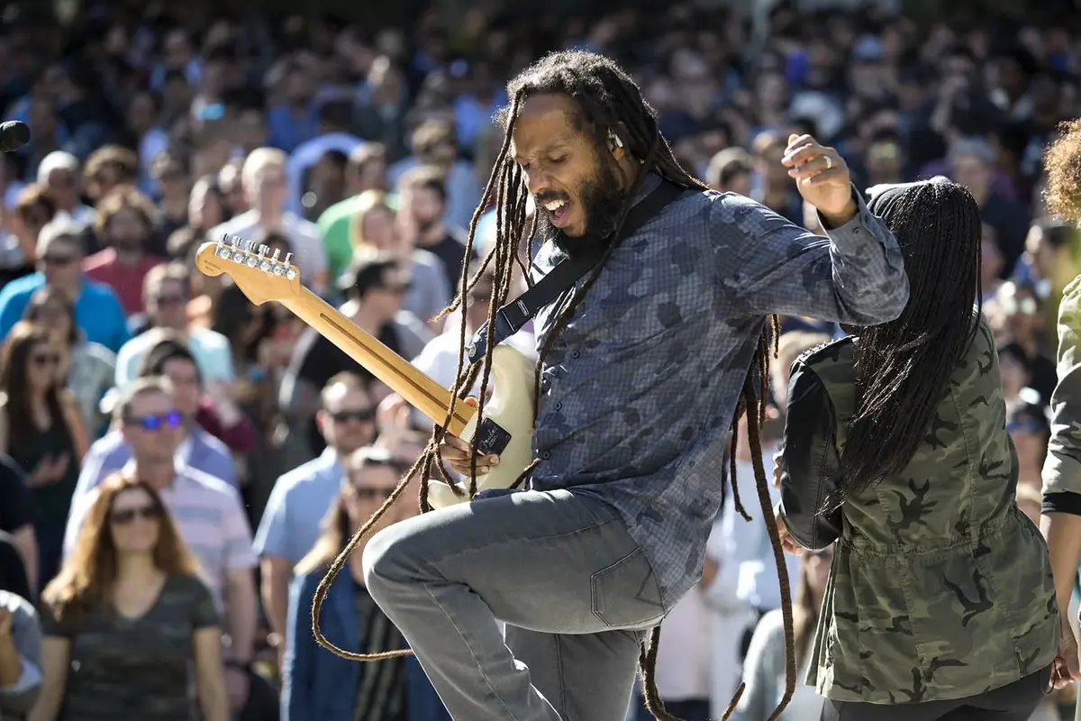 L'image du jour : un concert écolo pour la Journée de la Terre, mais pas à Apple Park !