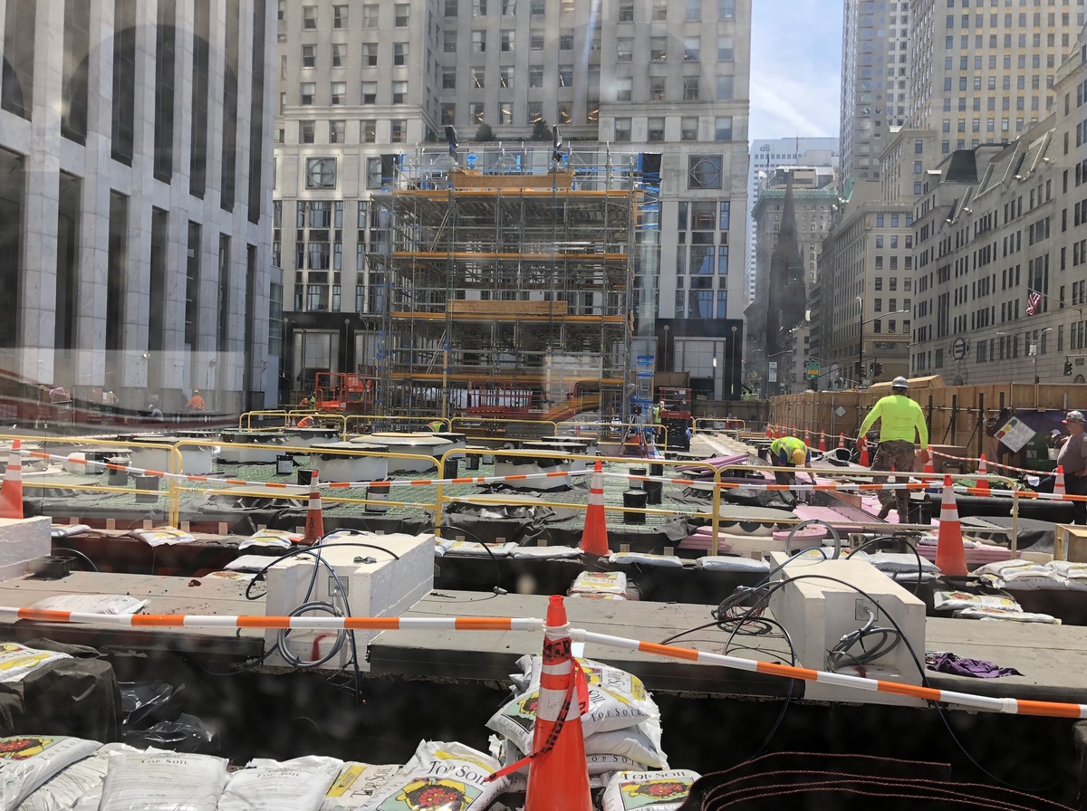 L'image du soir : le nouveau cube de l'Apple Store de New York sort de terre (doucement)