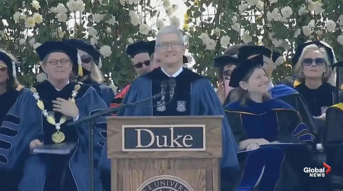 L’hommage de Tim Cook à Steve Jobs : “il faut être sans peur et oser penser différemment”