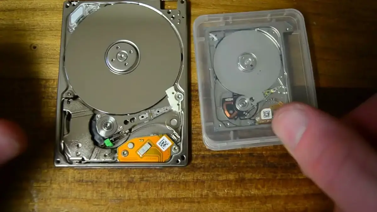 Le minuscule disque dur Toshiba &agrave; droite.