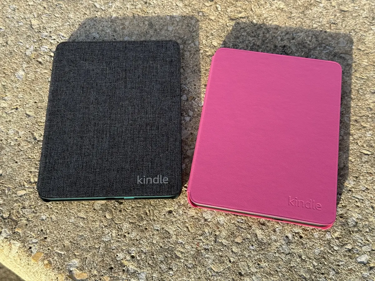 Vous pouvez bien sûr acheter les étuis qui vont avec ces deux nouvelles Kindle, 42 euros pour celui en tissus, et 48 euros pour celui en cuir végétal