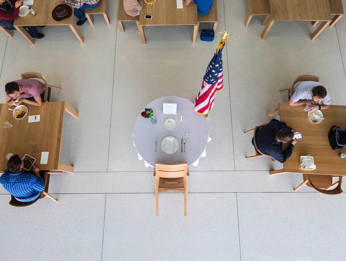 L'image du jour : quel est donc ce téléphone sans encoche aperçu à Apple Park ?