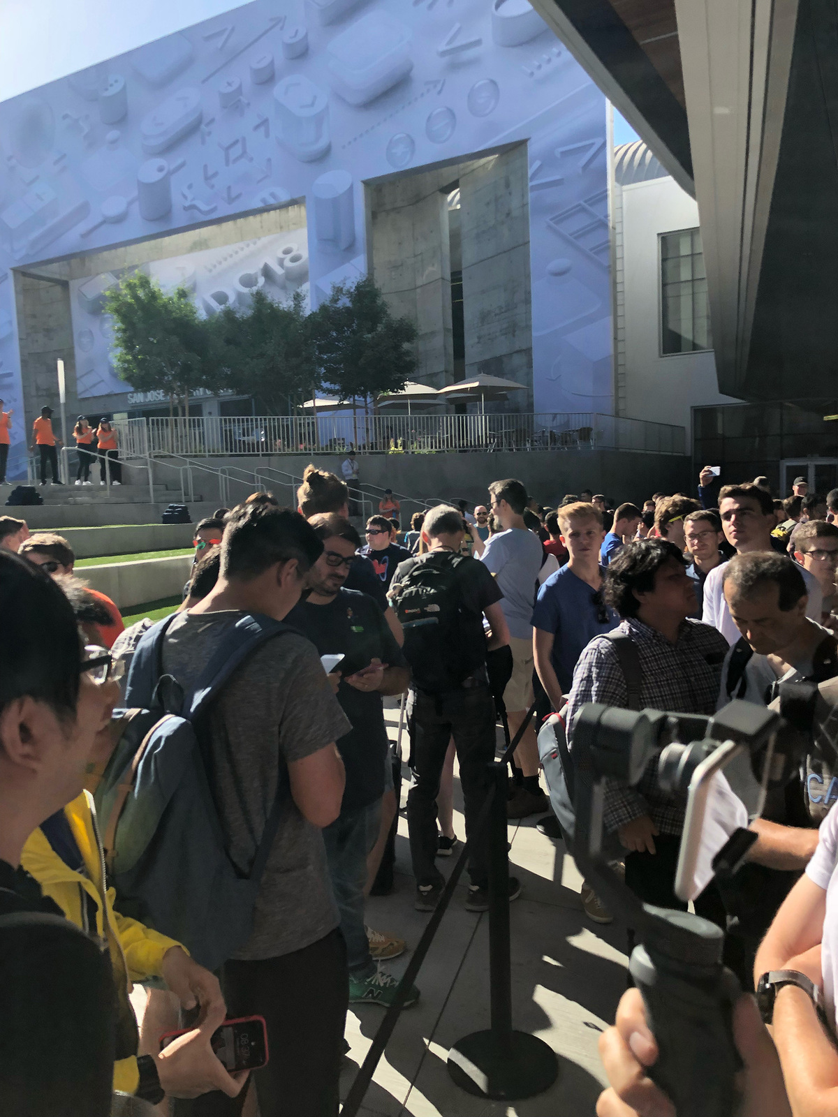 #WWDC J-1 : des pin's, une veste en jean, des badges et de l'excitation ! (photos)