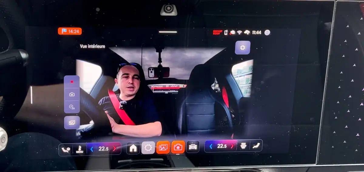 Mercedes a mis un iPad et Face ID dans son CLA&nbsp;! (Test des &eacute;crans Mercedes 2026)