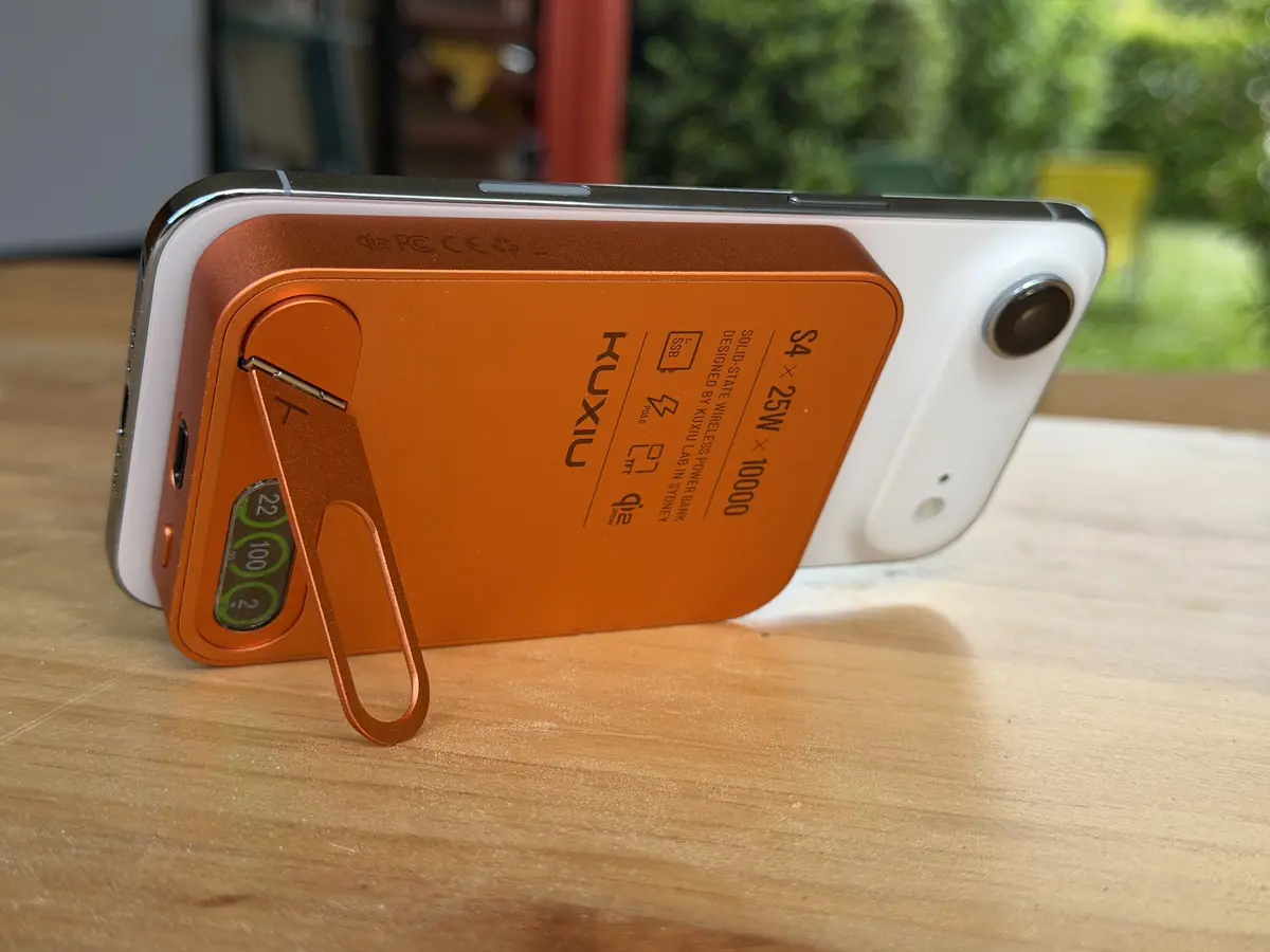 On a test&eacute; la KUXIU S4&nbsp;: une batterie MagSafe 25W avec &eacute;cran TFT
