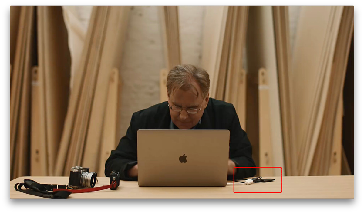 #TrollDay : "Derrière le Mac", il y a des adaptateurs et des fils, même dans les pubs d'Apple