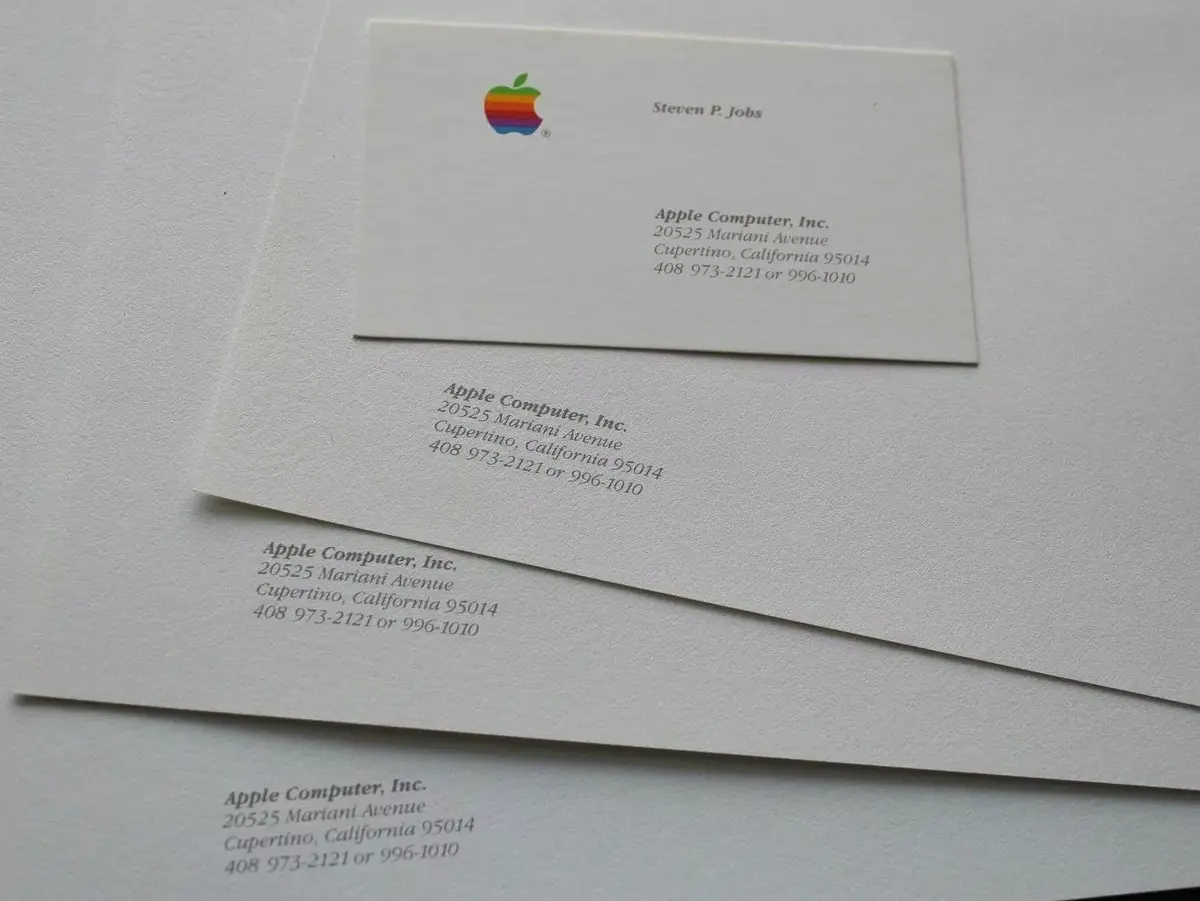 Des cartes de visite et du papier à lettre de Steve Jobs aux enchères