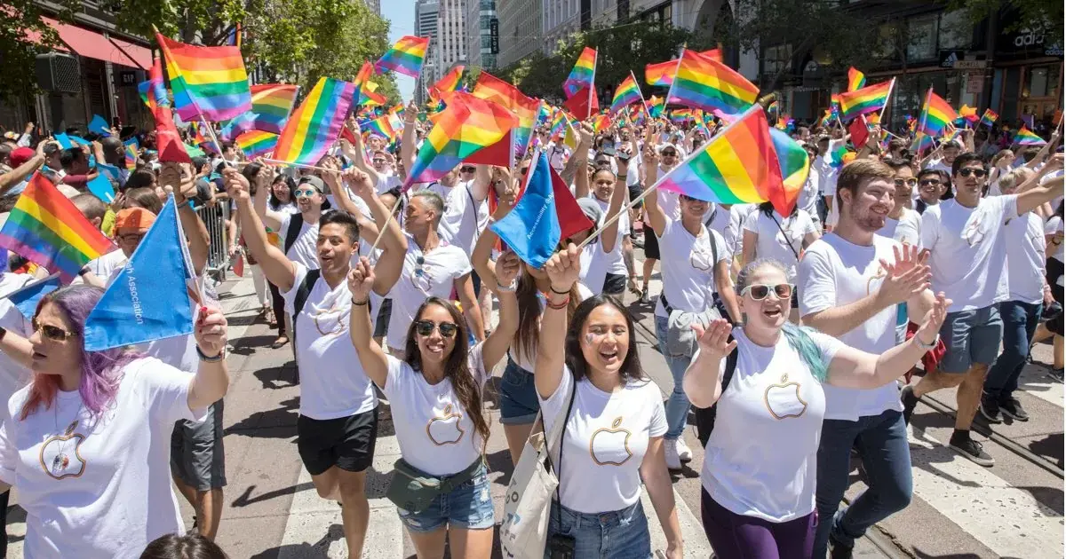 Tim Cook et d'autres dirigeants d'Apple à la Marche des Fiertés de San Francisco (photos)