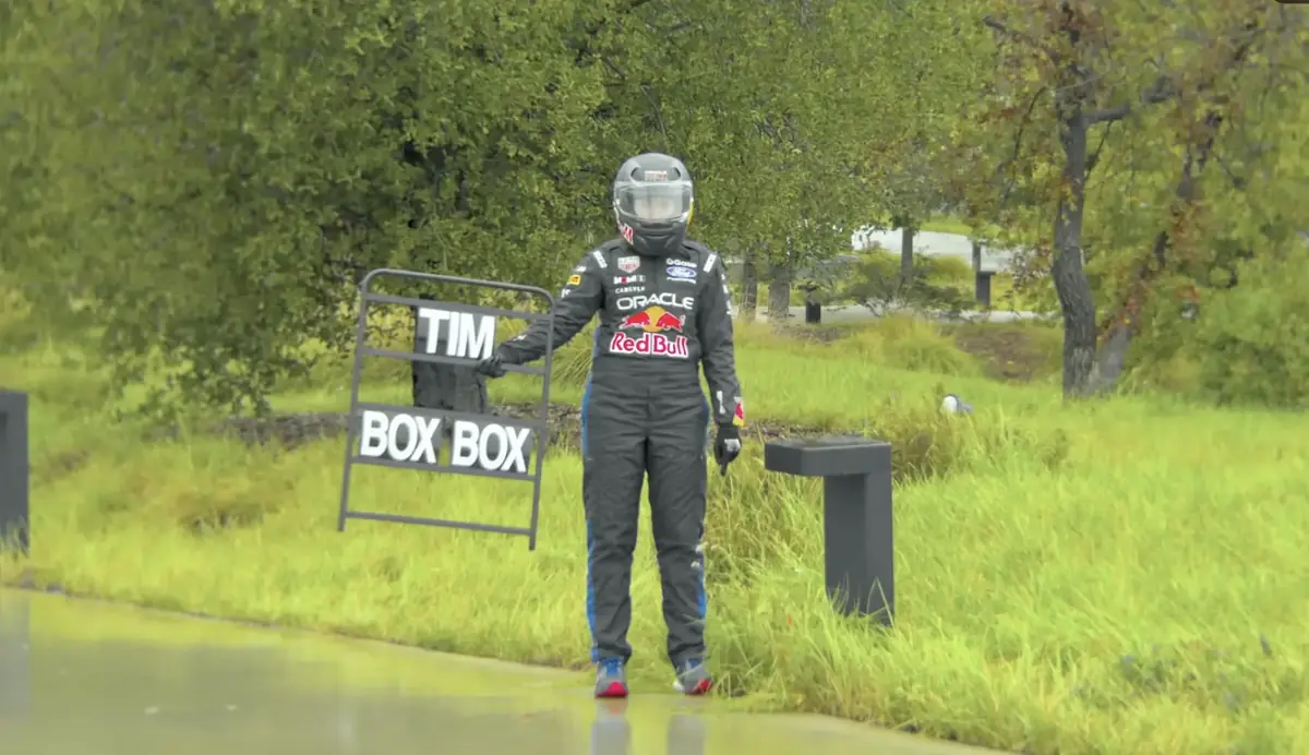 F1&nbsp;: Tim Cook fait la course en voiturette &eacute;lectrique dans l'Apple Park