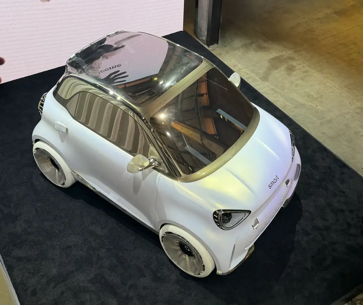 Smart #2&nbsp;: on a pu voir l&rsquo;int&eacute;rieur de la future micro-citadine &eacute;lectrique &agrave; Rome
