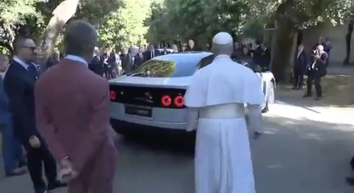 La Ferrari Luce de Jony Ive a &eacute;t&eacute; pr&eacute;sent&eacute;e au pape L&eacute;on XIV