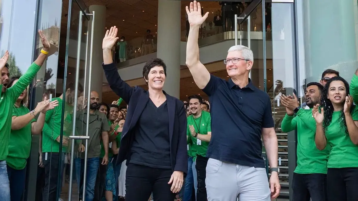 Apple Store Inde Tim Cook Deirdre o'Brien