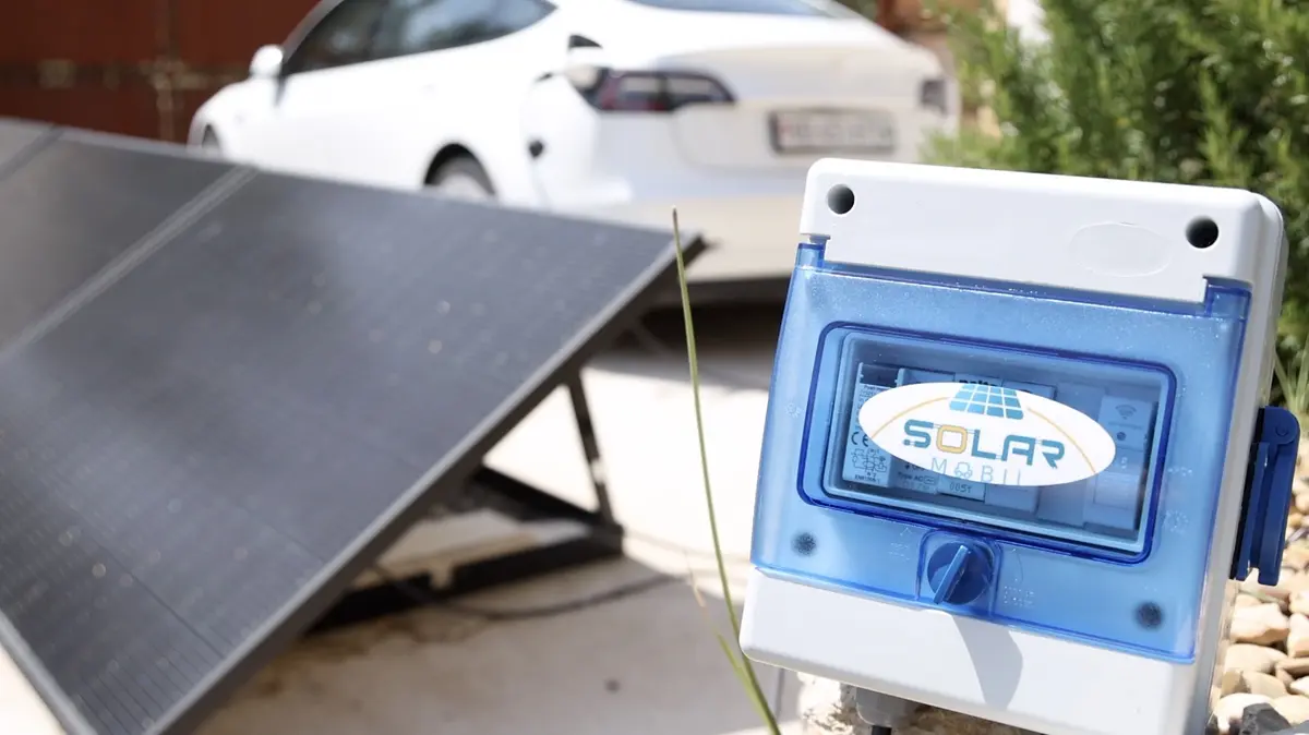 Test borne SolarMobil qui recharge la voiture électrique avec les panneaux solaires + Code Promo