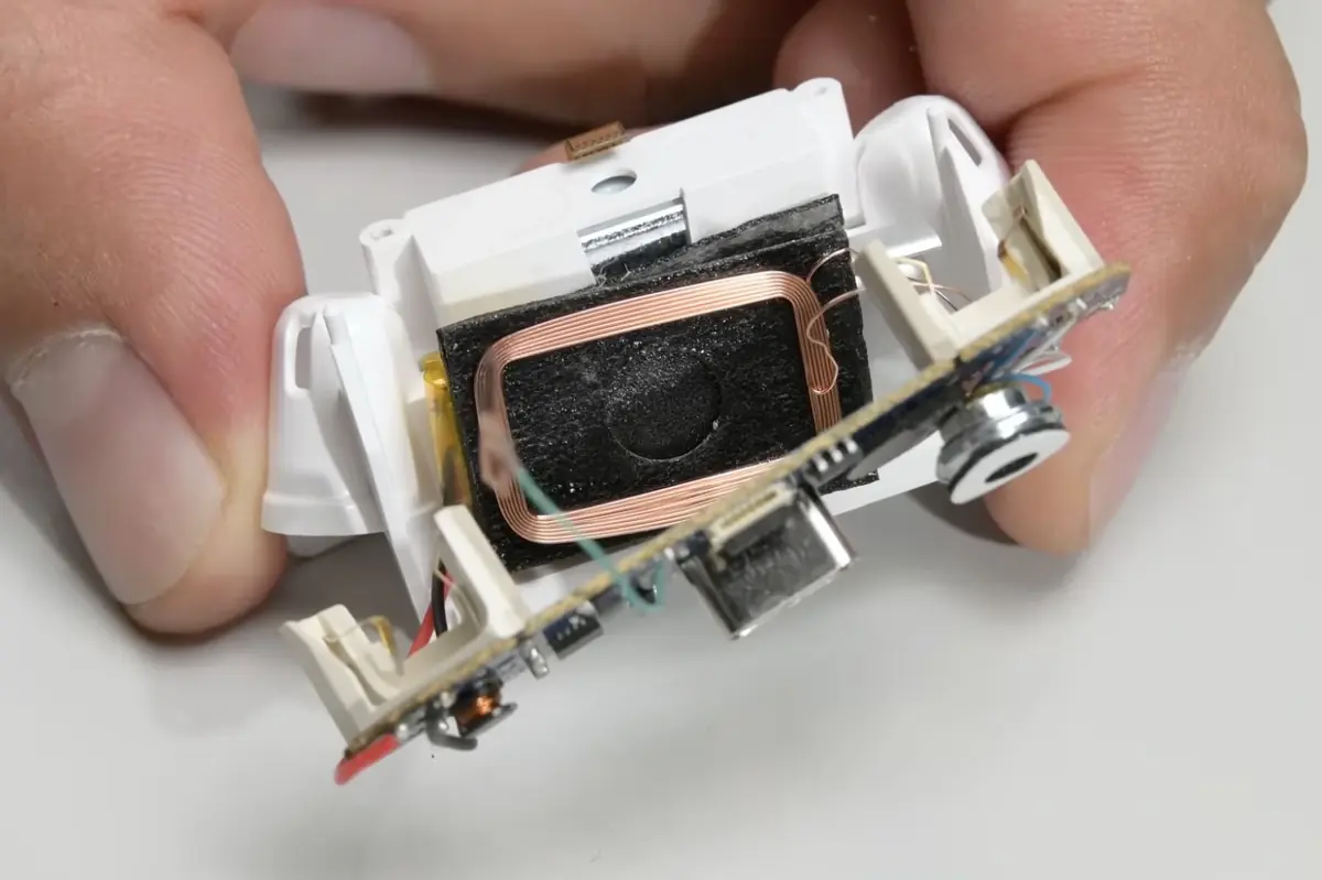 Capteurs peints et batteries deux fois plus petites&nbsp;: iFixit ouvre de faux produits Apple