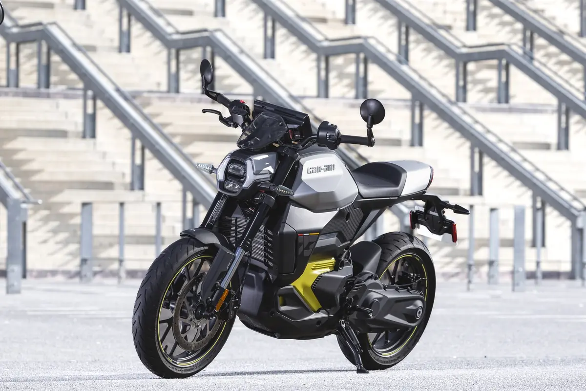 Essai de la Can-Am Pulse, la premi&egrave;re moto &eacute;lectrique &eacute;quip&eacute;e de CarPlay