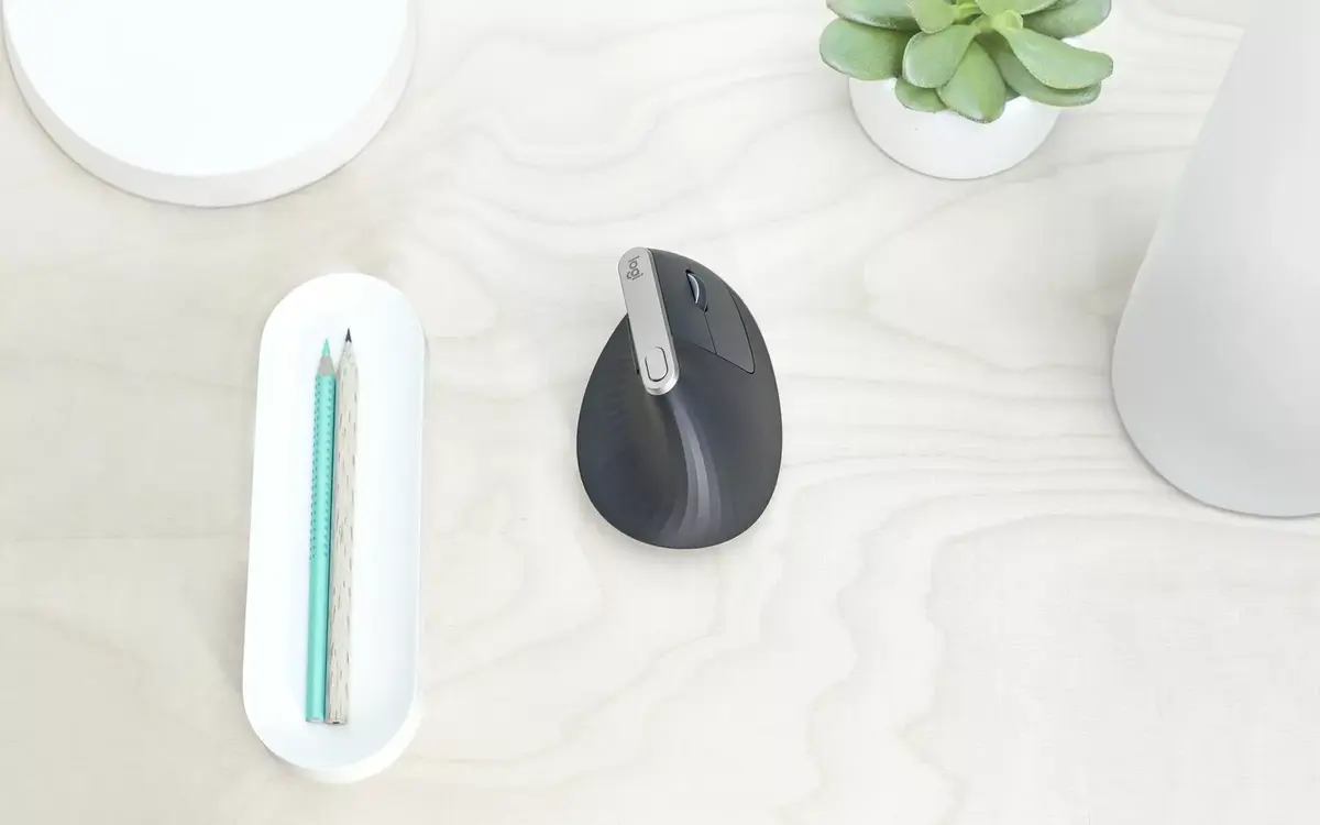 Une souris verticale "plus ergonomique" qui cible les joueurs/pro chez Logitech  (MX Vertical)