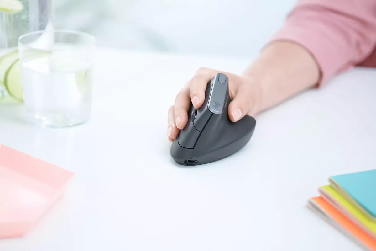 Une souris verticale "plus ergonomique" qui cible les joueurs/pro chez Logitech  (MX Vertical)