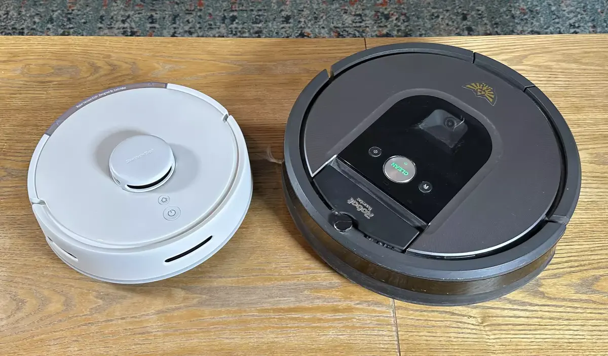 Le SwitchBot K10+ à côté d'un Roomba 960