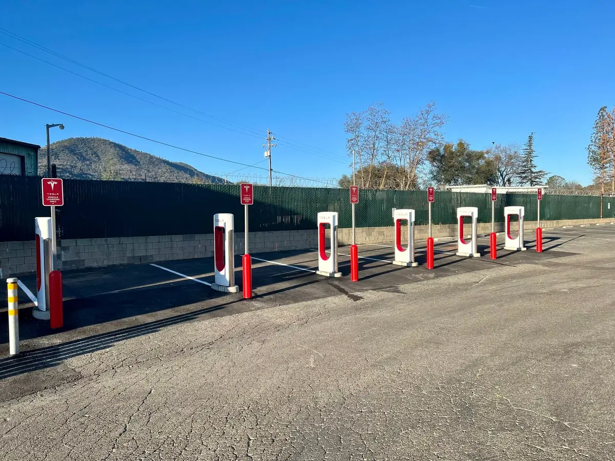 Vandalisme : il coupe tous les câbles d'un SuperCharger Tesla flambant neuf