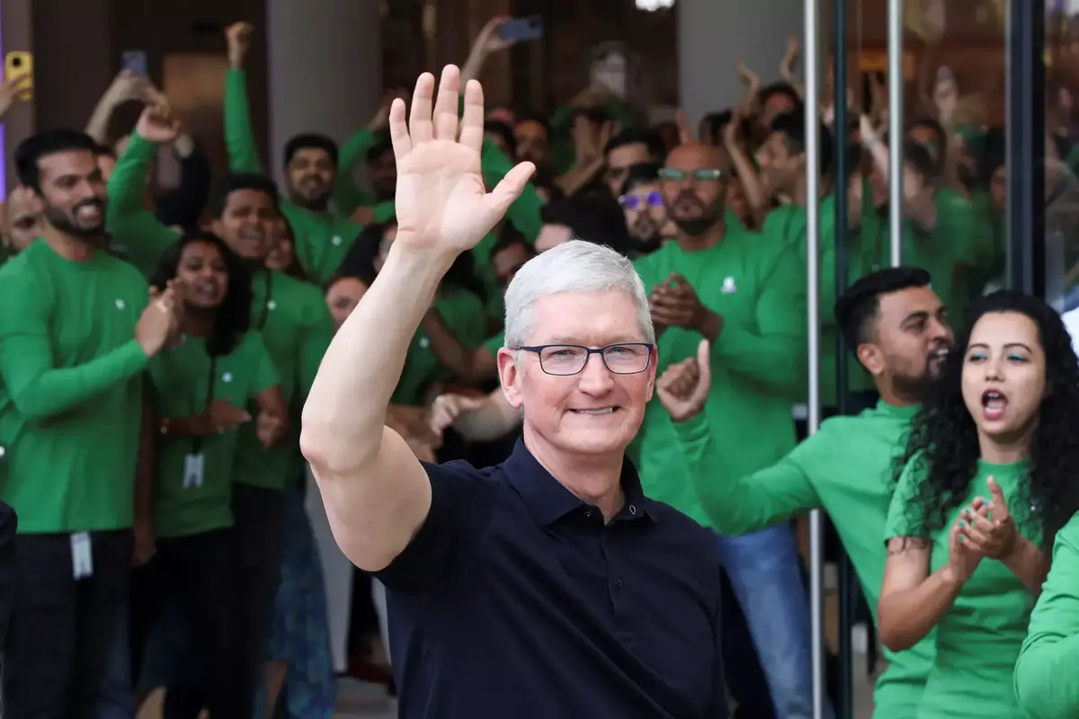 Tim Cook dans un Apple Store indien