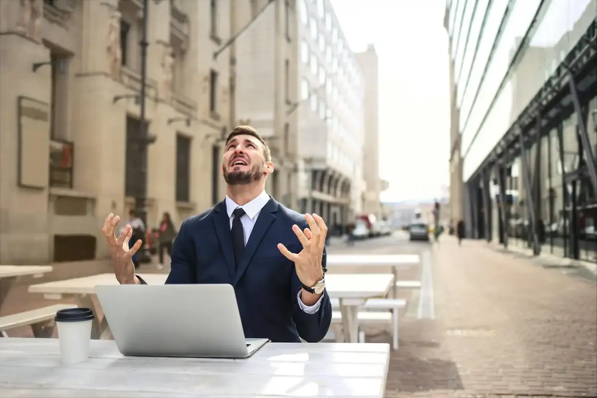 Micro-entrepreneurs et TVA : le gouvernement vous met un coup de poignard dans le dos