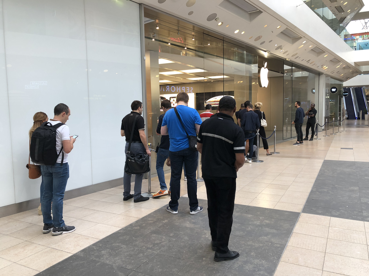 iPhone XS : les files d'attente se forment devant les Apple Store français